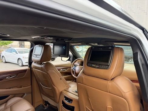 Used 2017 Cadillac Escalade ESV Platinum AWD/4WD image 12