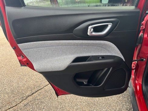 Used 2025 Jeep Compass Latitude image 24