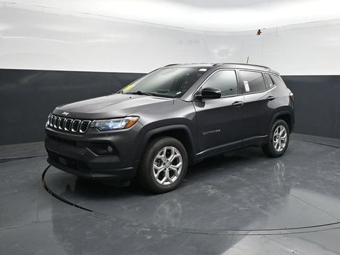 Used 2024 Jeep Compass Latitude AWD/4WD image 3