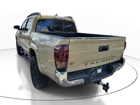 Used 2017 Toyota Tacoma SR5 w/ Tow Package RWD image 4