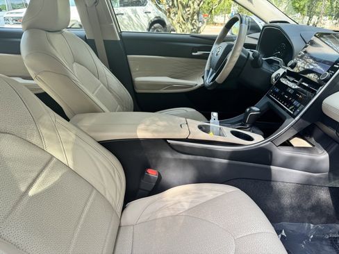 Used 2020 Toyota Avalon Limited image 9