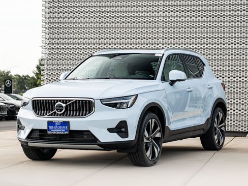 Used 2024 Volvo XC40 B5 Plus w/ Protection Package Premier AWD/4WD image 7