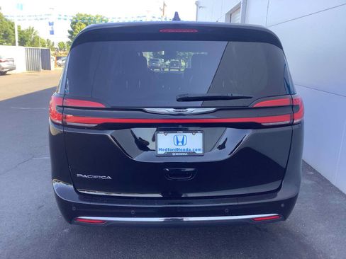 Used 2024 Chrysler Pacifica Touring-L FWD image 5