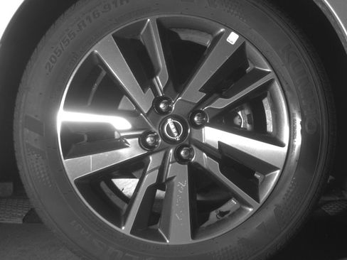 Used 2025 Nissan Versa SV image 13