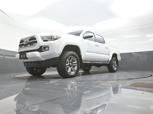 Used 2017 Toyota Tacoma Limited w/ Tow Package AWD/4WD image 11