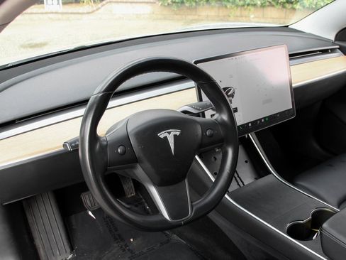 Used 2018 Tesla Model 3 Long Range image 18