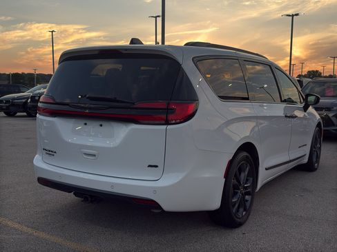 Used 2024 Chrysler Pacifica Touring-L w/ Road Tripper Package AWD/4WD image 5