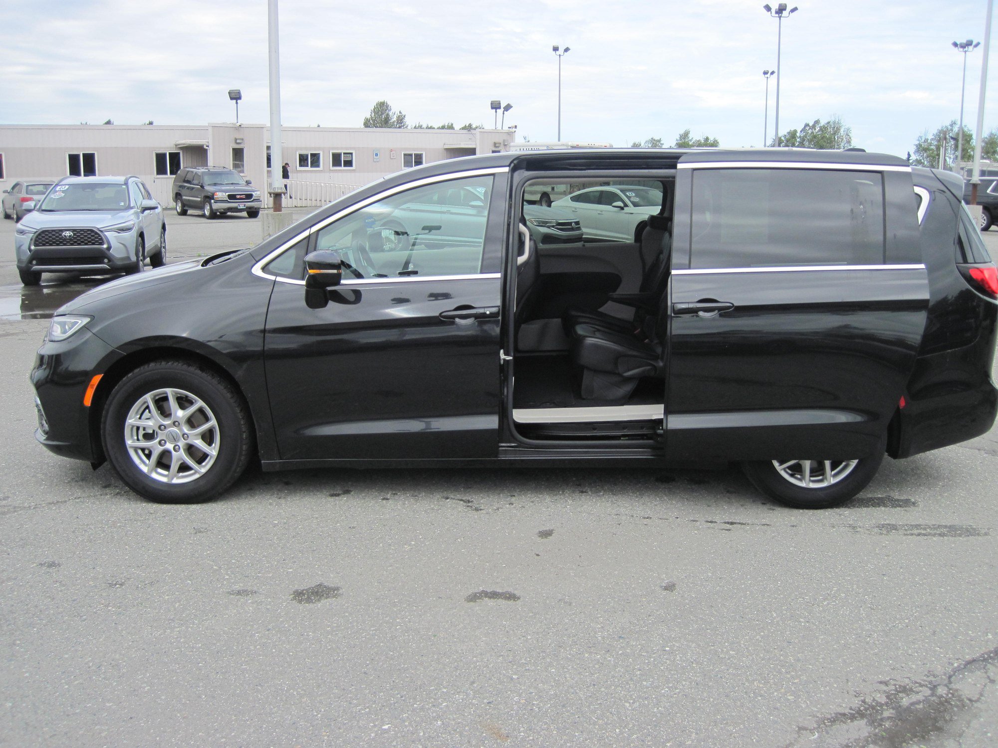 Used 2024 Chrysler Pacifica Touring-L FWD image 9