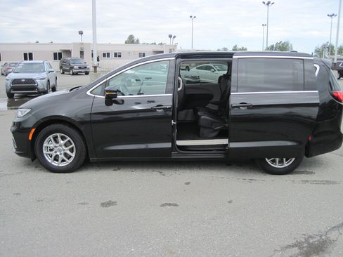Used 2024 Chrysler Pacifica Touring-L FWD image 9