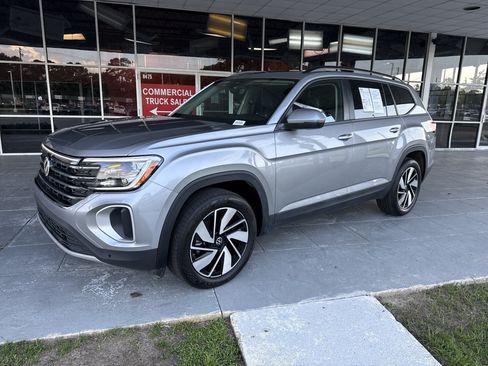 Used 2026 Volkswagen Atlas SE w/ Panoramic Sunroof Package FWD image 4
