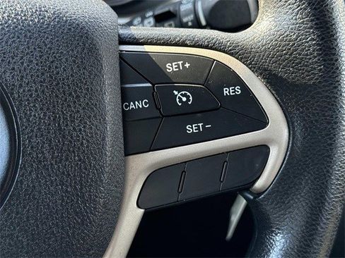 Used 2015 Jeep Cherokee Sport image 23