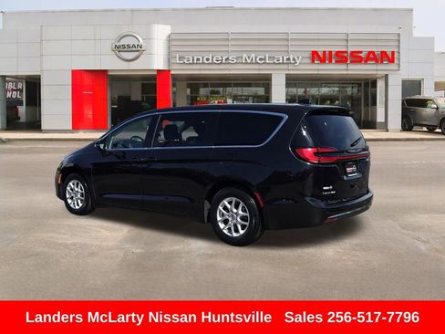 Used 2023 Chrysler Pacifica Touring-L FWD image 6