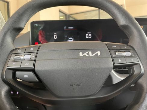 Used 2025 Kia K4 LXS image 27