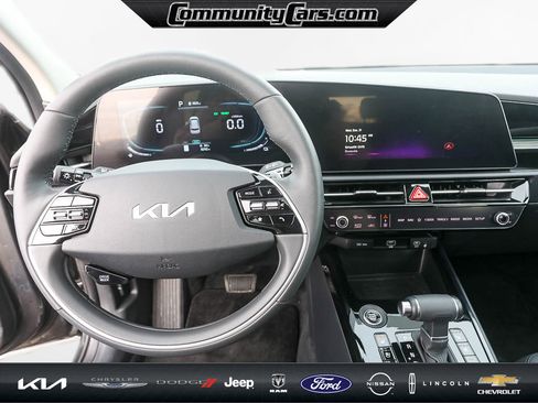 Certified 2025 Kia Niro SX image 13