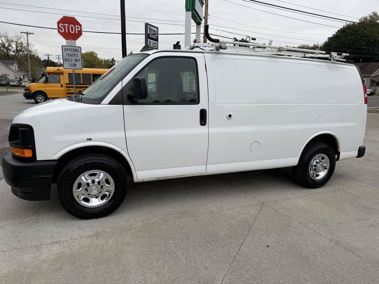 Used 2017 Chevrolet Express 2500 RWD image 2