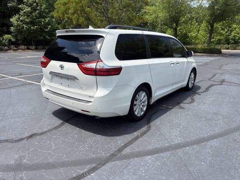 Used 2017 Toyota Sienna Limited Premium FWD image 3