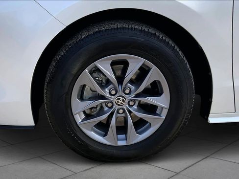 Used 2021 Toyota Sienna XLE image 11