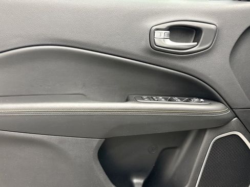 Used 2018 Jeep Compass Latitude w/ Popular Equipment Group AWD/4WD image 9