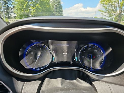 Used 2023 Chrysler Pacifica Touring-L FWD image 20