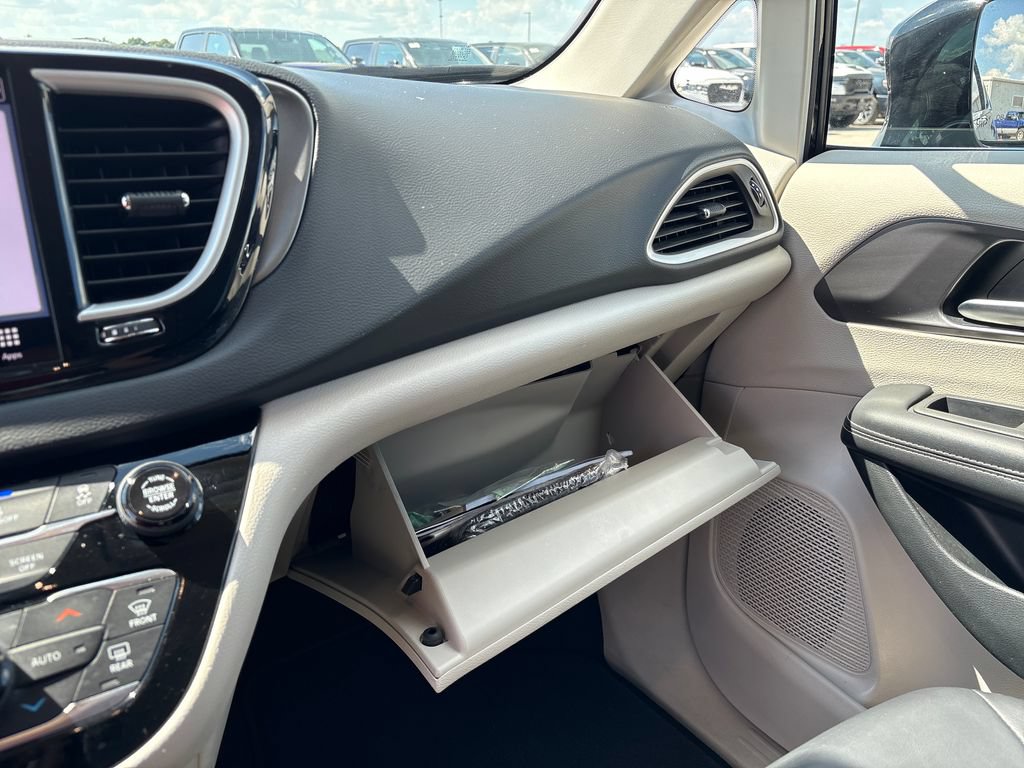 Used 2024 Chrysler Pacifica Touring-L FWD image 42