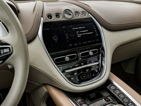 Used 2021 Aston Martin DBX image 30