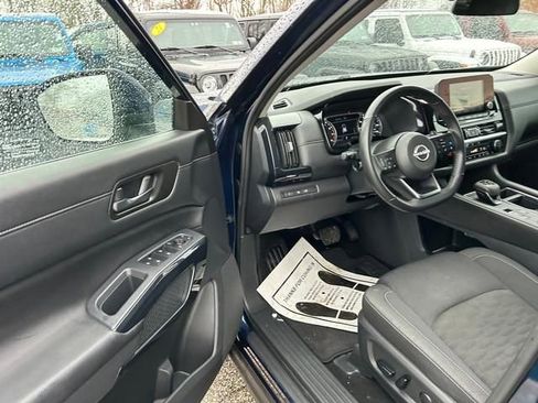 Used 2025 Nissan Pathfinder SV image 9