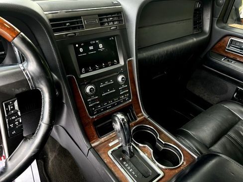 Used 2017 Lincoln Navigator L Select image 40