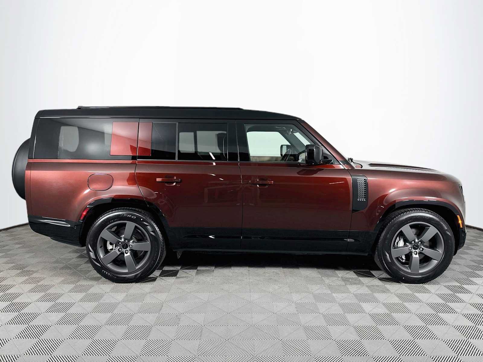 Used 2026 Land Rover Defender 130 X-Dynamic SE AWD/4WD image 4
