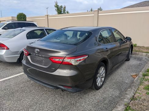 Used 2018 Toyota Camry LE image 9