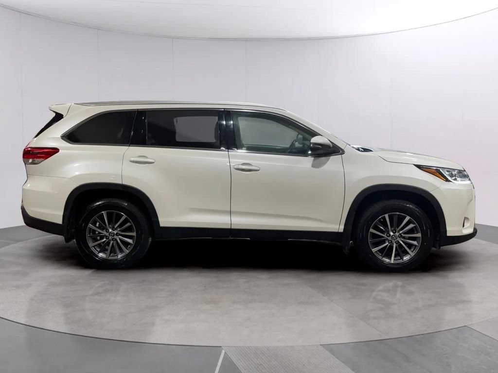 Used 2019 Toyota Highlander XLE AWD/4WD image 2