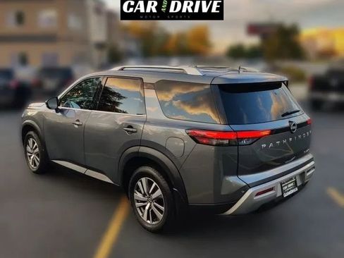 Used 2024 Nissan Pathfinder SL image 5