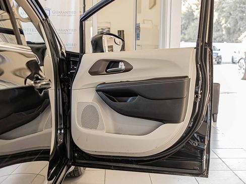 Used 2022 Chrysler Voyager LX image 40