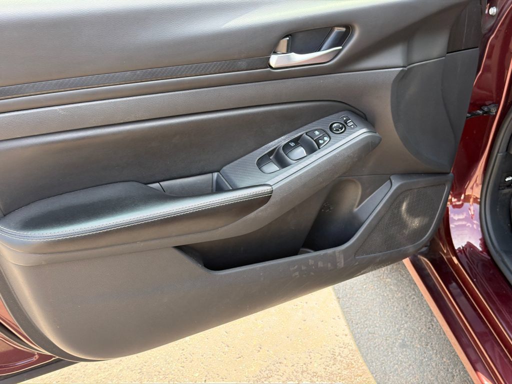 Used 2024 Nissan Altima 2.5 SV FWD image 10