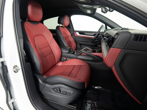 Certified 2025 Porsche Cayenne Coupe AWD/4WD image 32