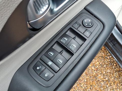 Used 2023 Chrysler Pacifica Touring-L FWD image 20