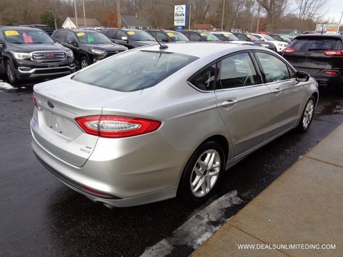 Used 2015 Ford Fusion SE image 3