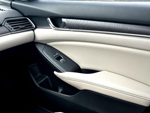 Used 2020 Honda Accord Touring image 29