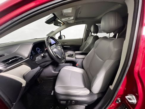 Used 2022 Toyota Sienna XLE FWD image 14