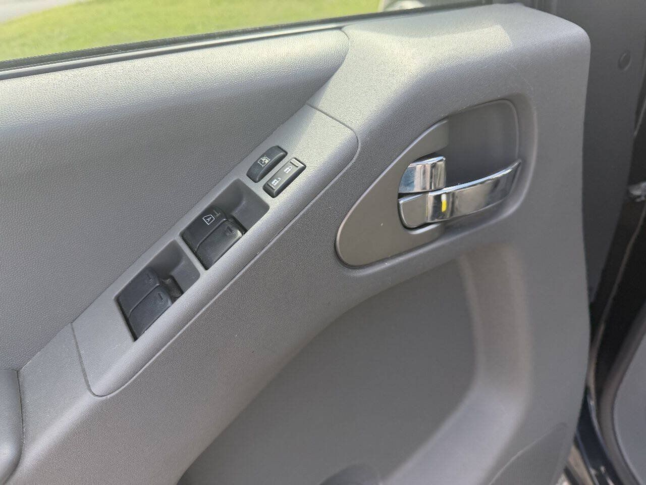 Used 2018 Nissan Frontier SV AWD/4WD image 19
