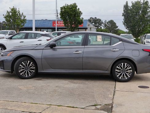 Used 2025 Nissan Altima 2.5 SV FWD image 21