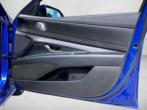 Used 2023 Hyundai Elantra Limited w/ Preferred Accessory Package image 19