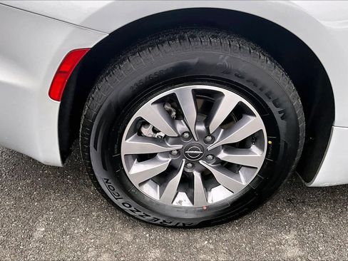 Used 2024 Chrysler Pacifica Select image 35