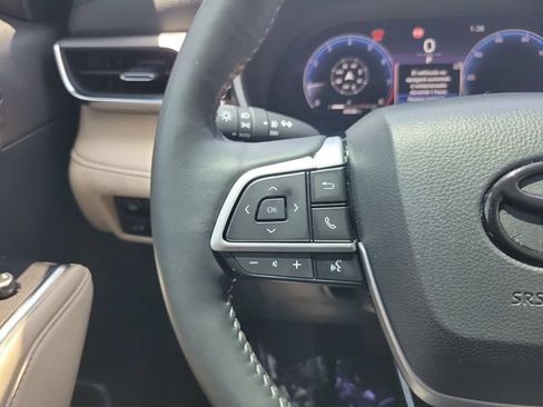 Used 2025 Toyota Highlander Limited FWD image 15