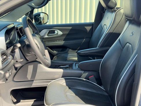 Used 2025 Chrysler Pacifica Limited FWD image 19