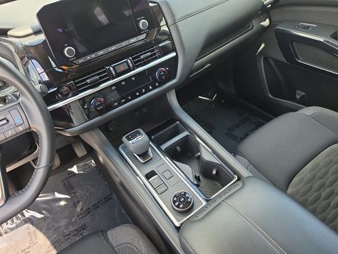 Used 2025 Nissan Pathfinder SV AWD/4WD image 10