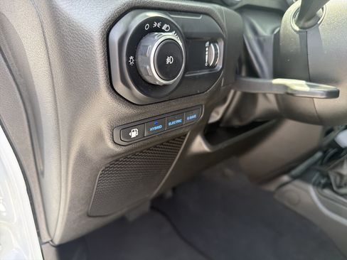 Used 2023 Jeep Wrangler Unlimited Sahara AWD/4WD image 34
