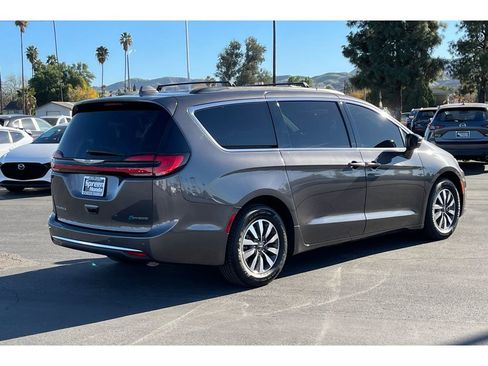 Used 2021 Chrysler Pacifica Touring w/ Uconnect Theater Family Group image 6