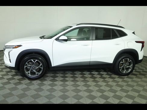 Used 2024 Chevrolet Trax LT w/ Sunroof Package FWD image 11
