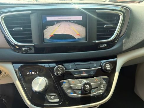 Used 2022 Chrysler Voyager LX FWD image 14