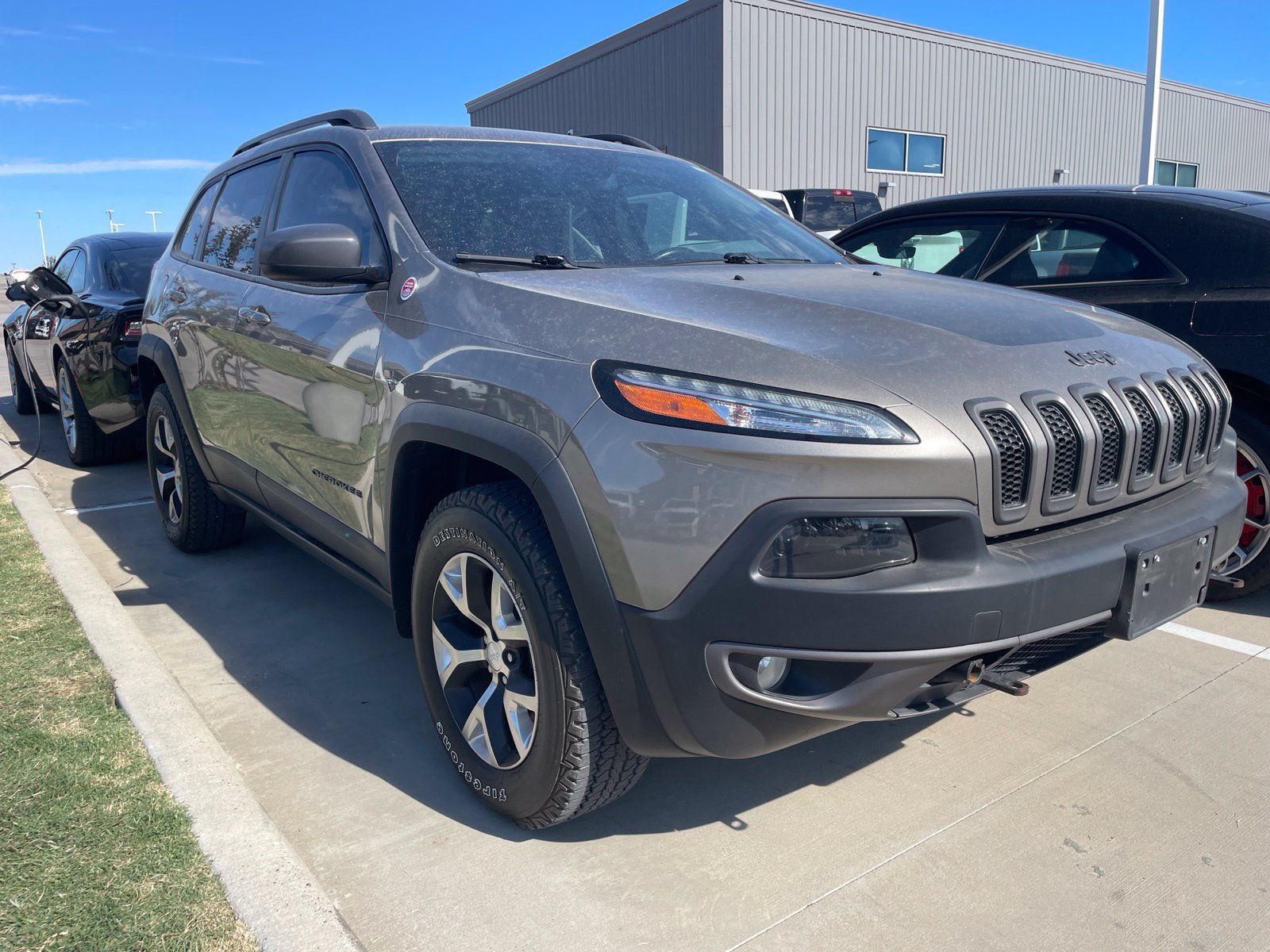 Used 2017 Jeep Cherokee Trailhawk AWD/4WD image 3